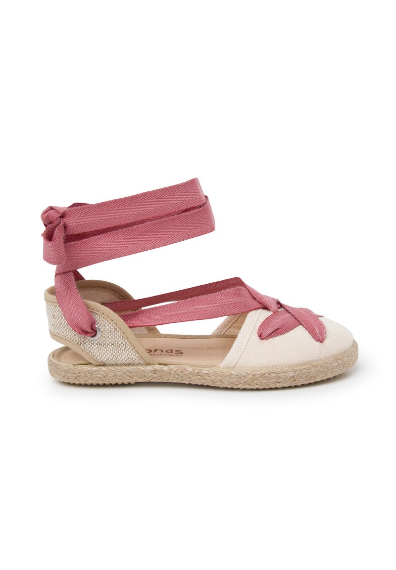 Sandale espadrille avec une tige en toile beige, des sangles en tissu rose et une semelle en jute tressé. Présente un design noué et des liens à la cheville.