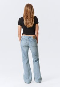 Weekday NOVA LOW RISE SLIM BOOTCUT - Bootcut jeans - lip blue