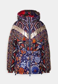 Veste à capuche avec motifs floraux multicolores et géométriques, accents en chevron métalliques dorés, fermeture éclair à l'avant, cordons avec pompons et taille élastique.