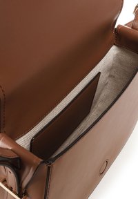 Borsa a spalla in pelle marrone con una texture liscia, dotata di un interno aperto foderato in tessuto beige e di una piccola tasca per l'organizzazione.