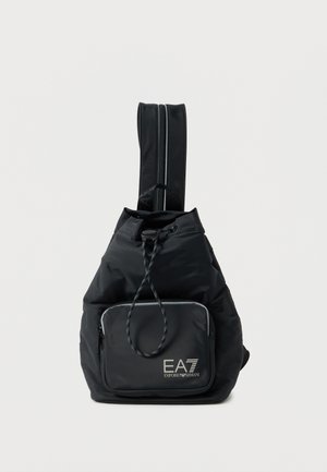 Sac à dos en bandoulière noir Emporio Armani EA7 avec poche frontale zippée et bandoulière unique réglable sur fond blanc.