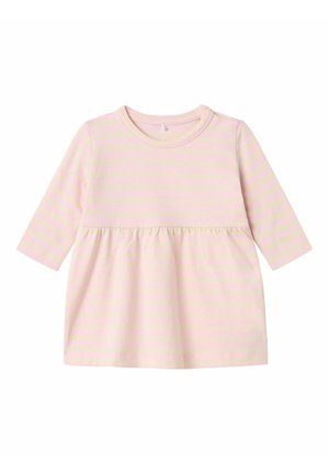 Helles rosa Langarmkleid mit horizontalen Streifen, geraffter Taille und rundem Ausschnitt, aus weichem Stoff gefertigt. Es bietet eine lockere Passform.