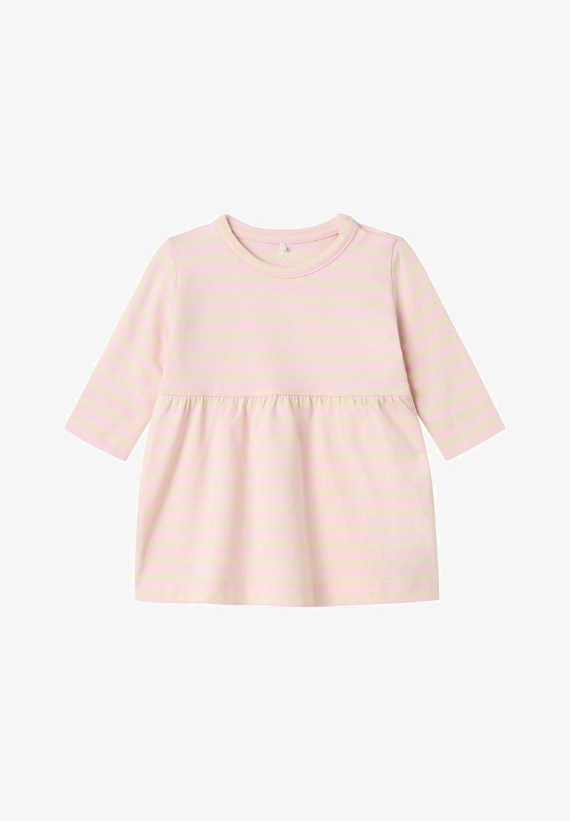 Helles rosa Langarmkleid mit horizontalen Streifen, geraffter Taille und rundem Ausschnitt, aus weichem Stoff gefertigt. Es bietet eine lockere Passform.