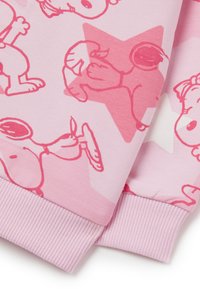 Sudadera rosa con un estampado divertido de Snoopy y formas de estrellas en rosa claro. El material es suave, con puños acanalados y un diseño gráfico.