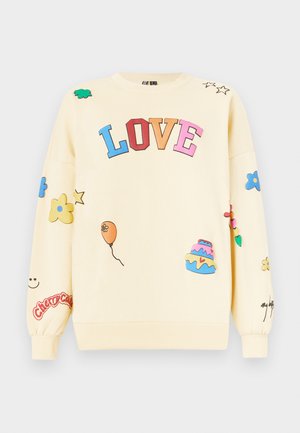 Εκρού φούτερ με πολύχρωμα γράμματα "LOVE", λουλούδια, αστέρια, μπαλόνι, τούρτα γενεθλίων και το κείμενο "Cherry Cake" στα μανίκια.