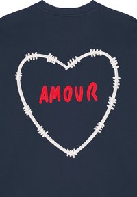 Felpa blu navy con un contorno di cuore ricamato in bianco e la scritta rossa "AMOUR" all'interno, con una texture a punto.