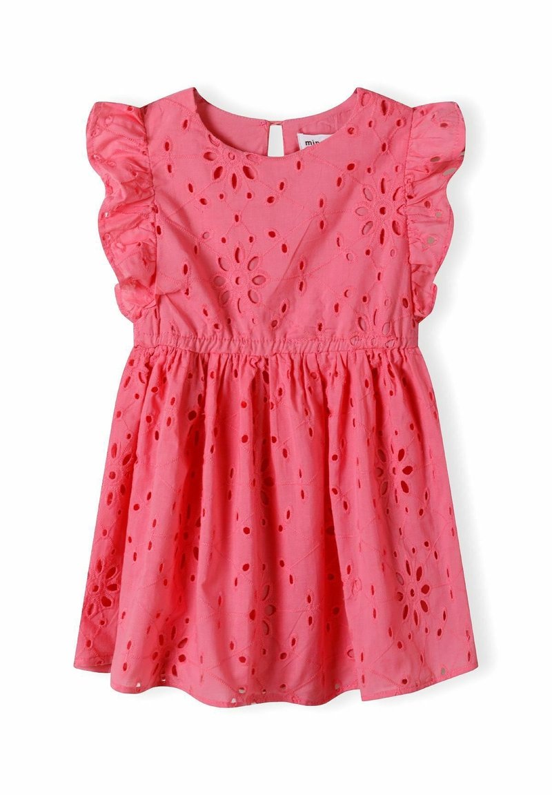 Robe rose sans manches pour fille avec épaules à volants et motifs floraux ajourés sur tout le tissu.