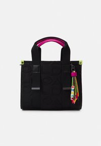 Bolso tote negro con diseño de logo en relieve, con detalles en rosa en las asas, herrajes plateados y detalles coloridos en el llavero.