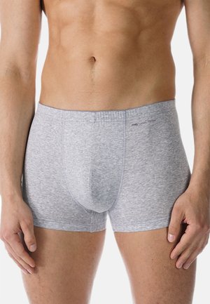 Boxer in cotone grigio con vestibilità aderente, caratterizzati da una morbida vita e un design minimalista. La texture è liscia, uniforme e leggermente elastica.