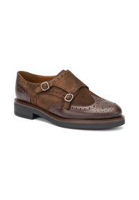Scarpa da cerimonia in pelle marrone con un design traforato, doppie fibbie, dettagli in suede, punta arrotondata e tacco impilato.