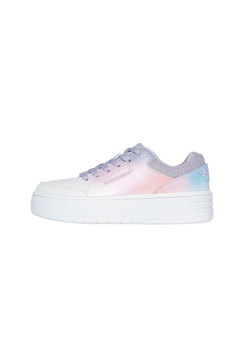Zapatillas blancas de plataforma con parte superior en degradado de tonos pastel rosa y púrpura, diseño con cordones y detalles brillantes cerca del cuello. Logo de la marca en el lateral.