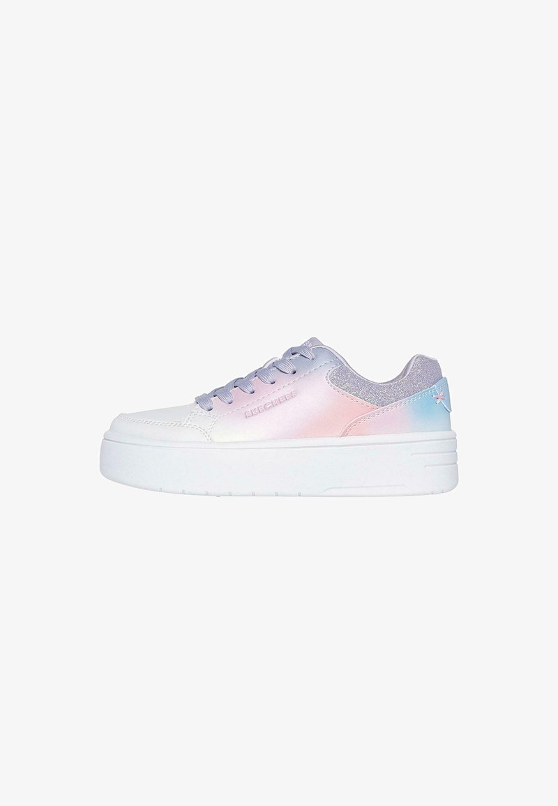 Zapatillas blancas de plataforma con parte superior en degradado de tonos pastel rosa y púrpura, diseño con cordones y detalles brillantes cerca del cuello. Logo de la marca en el lateral.