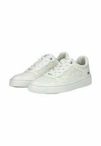 Sneakers bianchi con sovrapposizione in pizzo testurizzato, punta rotonda e suola in gomma rigata. Presentano lacci bianchi e un piccolo logo sulla parte laterale.
