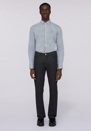 Camisa de botones a rayas azul y blanca con cuello, combinada con pantalones oscuros grises y zapatos negros. Diseño simple, sin patrones visibles.