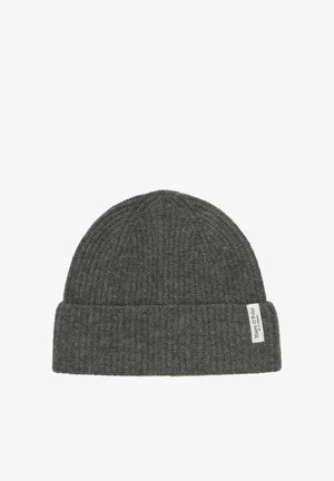 Grijze gebreide muts met een geribbelde textuur, afgeronde bovenkant en omgeslagen boord. Heeft een klein label aan de zijkant met de merknaam.