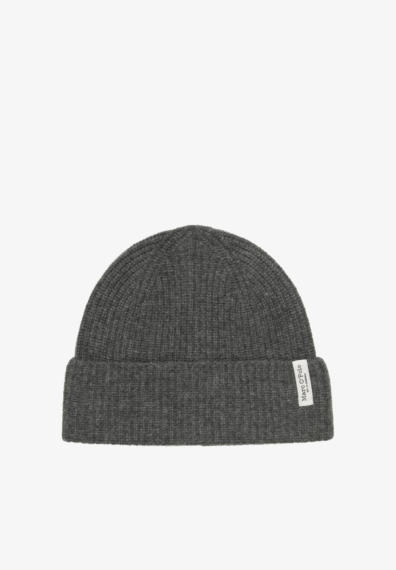 Graue Strickmütze mit geripptem Muster, abgerundetem Oberteil und umgeschlagenem Umschlag. Mit einem kleinen Etikett an der Seite mit dem Markennamen.