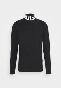 Schwarzes Langarmshirt mit hohem Kragen, das mit einem weißen Logo-Band verziert ist. Das Design ist minimalistisch und hat eine weiche, glatte Textur.