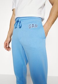 GAP HERITAGE LOGO - Calças de fato de treino - union blue