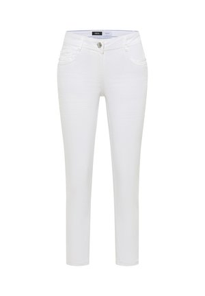 Jean blanc en denim coupe slim avec fermeture à boutons et fermeture éclair, poches avant et passants pour ceinture, présenté sur un fond uni.