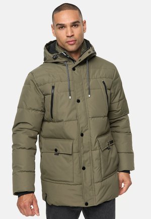 Maslinasto zeleni puffer jakna s kapuljačom, koja ima crne patentne zatvarače, dugmadi sa snap sistemom i teksturiranu završnicu. Sprfront uključuje dva džepa s preklopom.