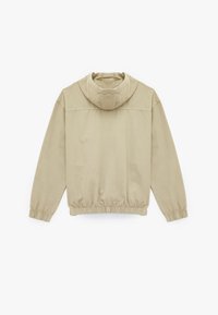 Chaqueta con capucha en color beige y un corte relajado, con cintura elástica y puños. Presenta una textura suave y un diseño simple y limpio.