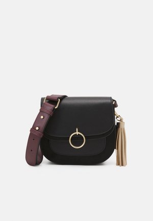 Borsa a tracolla in pelle nera con forma arrotondata, hardware in metallo dorato, tracolla color borgogna e un dettaglio con frangia dorata. Texture liscia con design elegante.