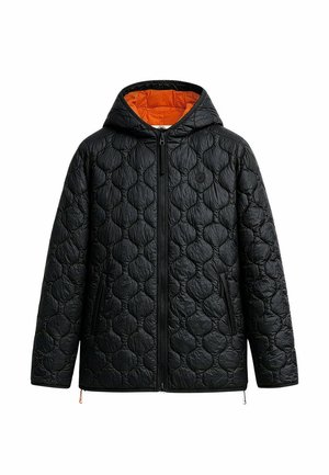 Veste matelassée noire à capuche avec fermeture éclair devant et poches latérales, avec une doublure intérieure orange et un motif de couture circulaire texturé.