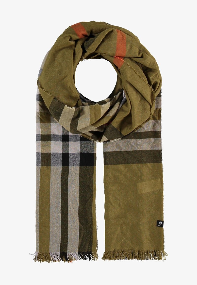 Zeleno-šedý šál s kostkovaným vzorem a třásněmi, vyrobený z měkkého materiálu; má jemné oranžové akcenty a štítek s informacemi o značce.