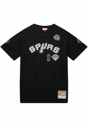 Czarna koszulka z napisem "SPURS", trofeum finałów NBA z 2007 roku, logo NBA, odznaką Koszykarskiej Galerii Sław i łatą Hardwood Classics.