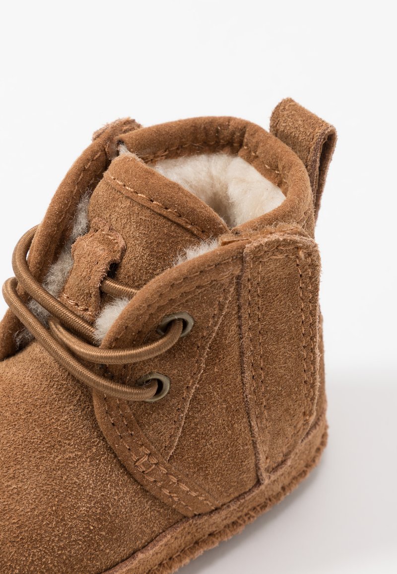 UGG ERIN - Chaussons pour bébé - chestnut/cognac 