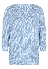 Blusa blu e bianca con motivo geometrico, scollo a V e maniche a tre quarti. Tessuto leggero con vestibilità rilassata.