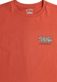 Billabong SURF SERVICE TEES - Triko s potiskem - dyr