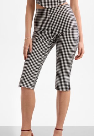 Guess BEDRUCKTE CAPRIHOSEN - Shorts - mehrfarbig schwarz