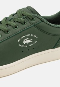Lacoste CARNABY SET - Tenisice - vert/foncé beige