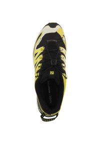 Zapatilla atlética negra y amarilla con parte superior de malla, suela acolchada, diseño intrincado y acentos en contraste. Presenta una lengüeta y cordones.