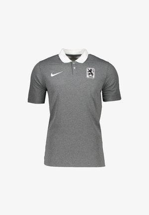 Polo gris en mélange de coton avec un col blanc, présentant un logo sur la poitrine gauche et un petit swoosh Nike sur le côté droit.