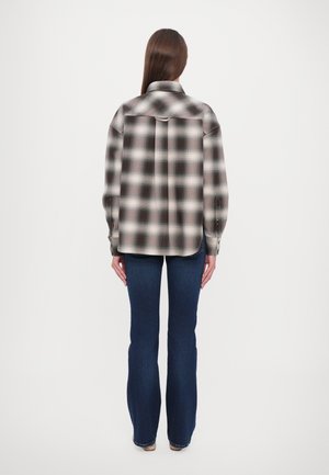 Rankning 16: CLOSED - CROPPED FRONT OVERSIZED SHIRT - Blus