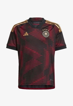 Tysk fodboldtrøje, rød og sort zigzag-mønster, korte ærmer, V-hals, guld Adidas striber og våbenskjold med fire stjerner.