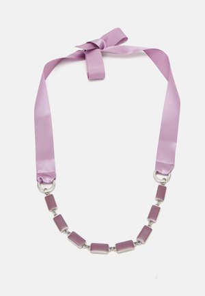 Collier en ruban de satin lavande avec des perles rectangulaires violettes reliées par des chaînes en argent, noué en nœud en haut.