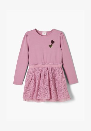 Robe longue rose à manches longues avec un haut ajusté et une jupe en dentelle, ornée de coeurs pailletés et d'une taille froncée.