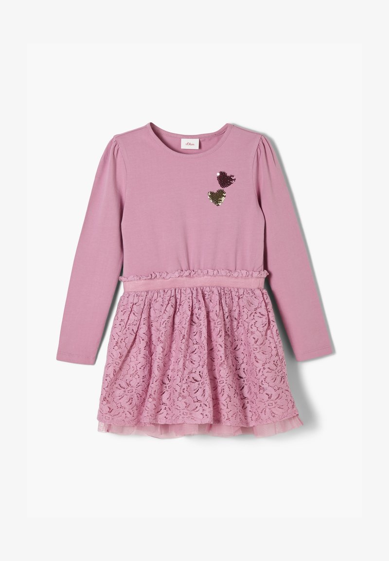 Robe longue rose à manches longues avec un haut ajusté et une jupe en dentelle, ornée de coeurs pailletés et d'une taille froncée.