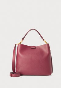Borsa in pelle di un profondo bordeaux, con una texture a ciottoli, una forma curva, un manico corto e una tracolla lunga removibile con hardware dorato.