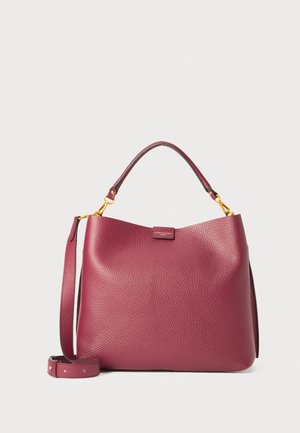 Lederhandtasche in tiefem Burgunderrot, mit einer Kieselstruktur, einer geschwungenen Form, einem kurzen Griff und einem abnehmbaren langen Riemen mit goldfarbener Hardware.