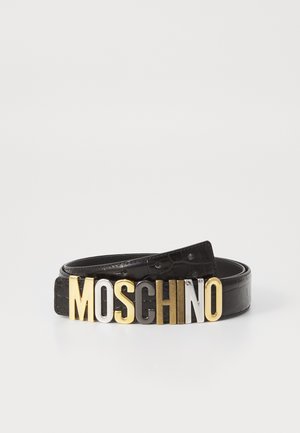 Fekete bőr öv krokodilmintával, amelynek csatján merész, fémes betűk formálják a "MOSCHINO" feliratot arany, ezüst és fekete színekben.