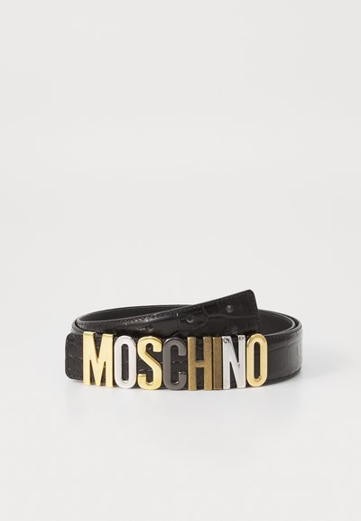 Curea din piele neagră cu un model de crocodil, având litere metalice îndrăznețe care scriu "MOSCHINO" în aur, argint și negru pe cataramă.