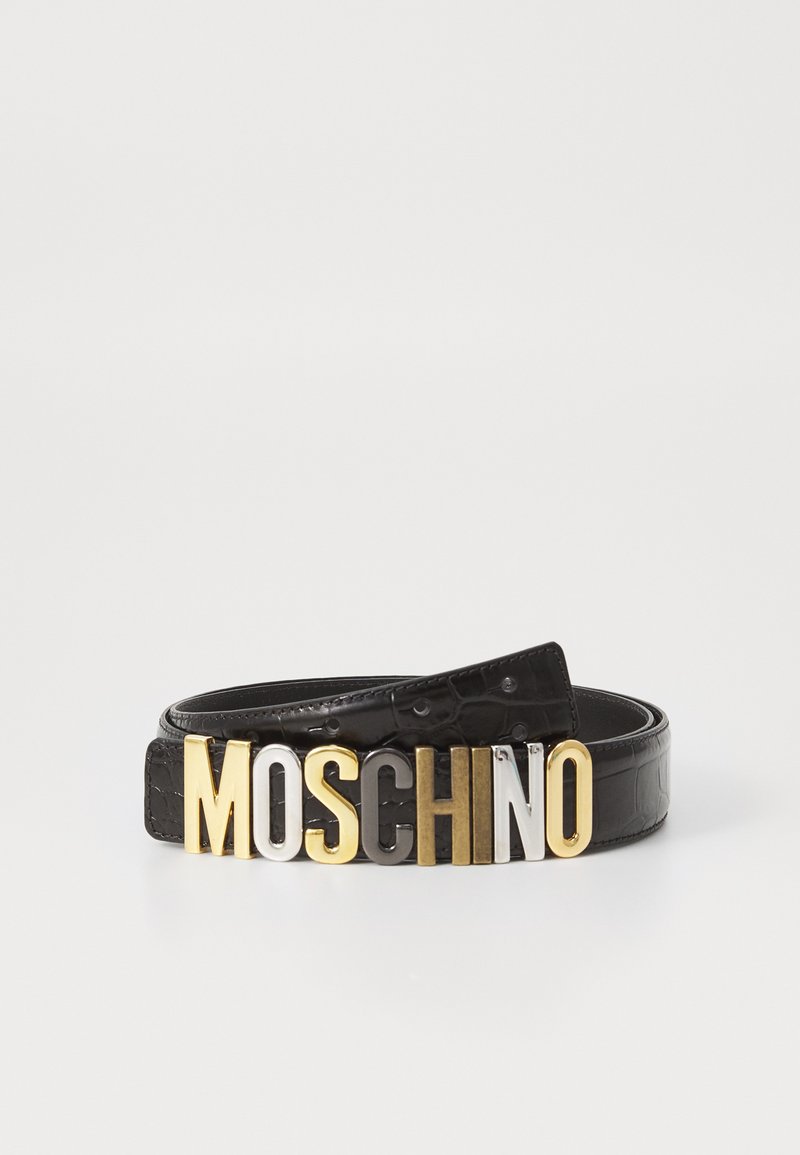 Čierny kožený opasok s krokodílím vzorom s odvážnymi kovovými písmenami s názvom "MOSCHINO" v zlatej, striebornej a čiernej farbe na pracke.