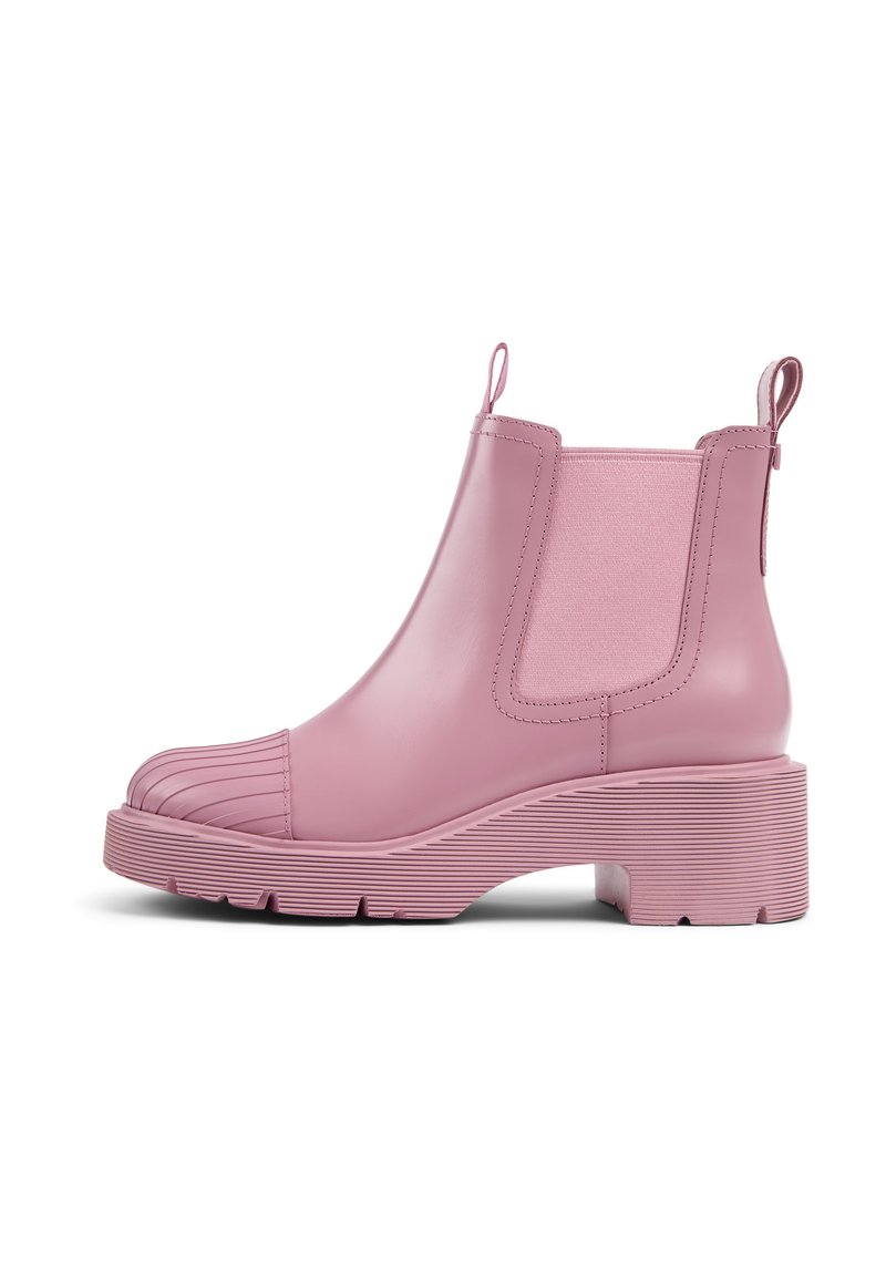 Bottines roses en matériau synthétique lisse, avec des panneaux latéraux élastiques, une texture striée sur l'orteil et une semelle épaisse et crantée.