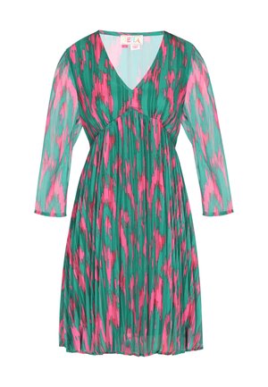 Zöld és rózsaszín mintás ruha V-nyakkivágással, háromnegyedes ujjakkal és laza szabással. Az anyag könnyűnek tűnik, enyhe fényességgel.