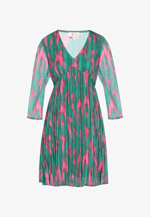 Grünes und pinkfarbenes, gemustertes Kleid mit V-Ausschnitt, Dreiviertelärmeln und lockerer Passform. Der Stoff wirkt leicht und hat einen leichten Glanz.
