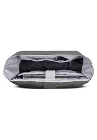 Husa de laptop gri, cu un exterior neted și un interior deschis la culoare. Dispune de două compartimente, unul cu fermoar, și o bandă de siguranță pentru dispozitiv.